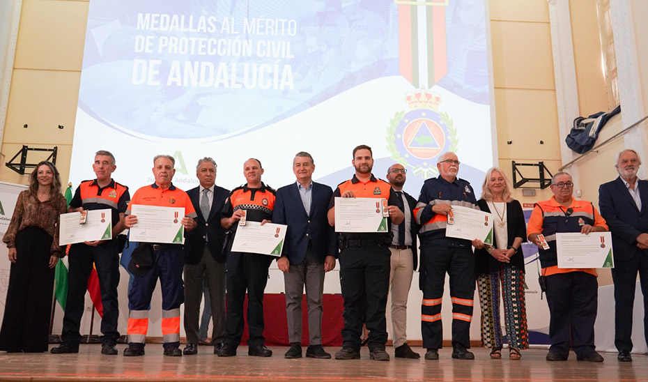 El consejero de la Presidencia, Antonio Sanz, junto a los galardonados con las Medallas de Oro a las Agrupaciones Locales de Voluntariado de Protección Civil de la provincia de Cádiz.
